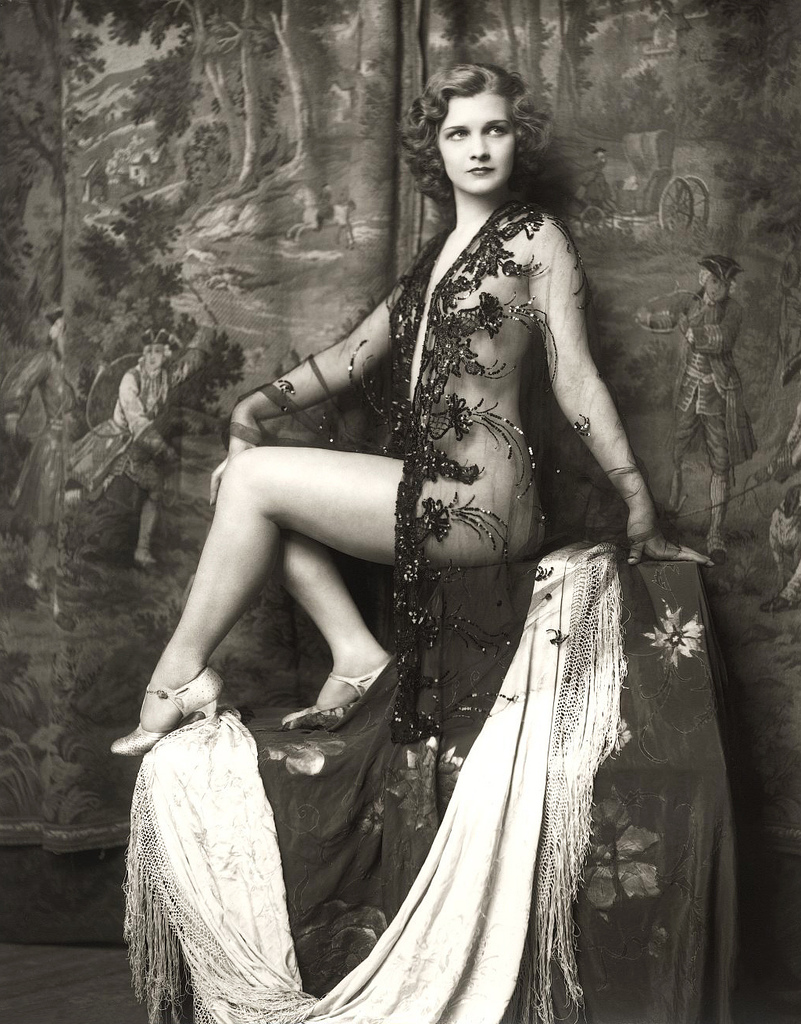 Anne Lee Patterson posing for a risqué photo shoot in 1931. This shoot was done after the beauty became Miss America that very same year.
