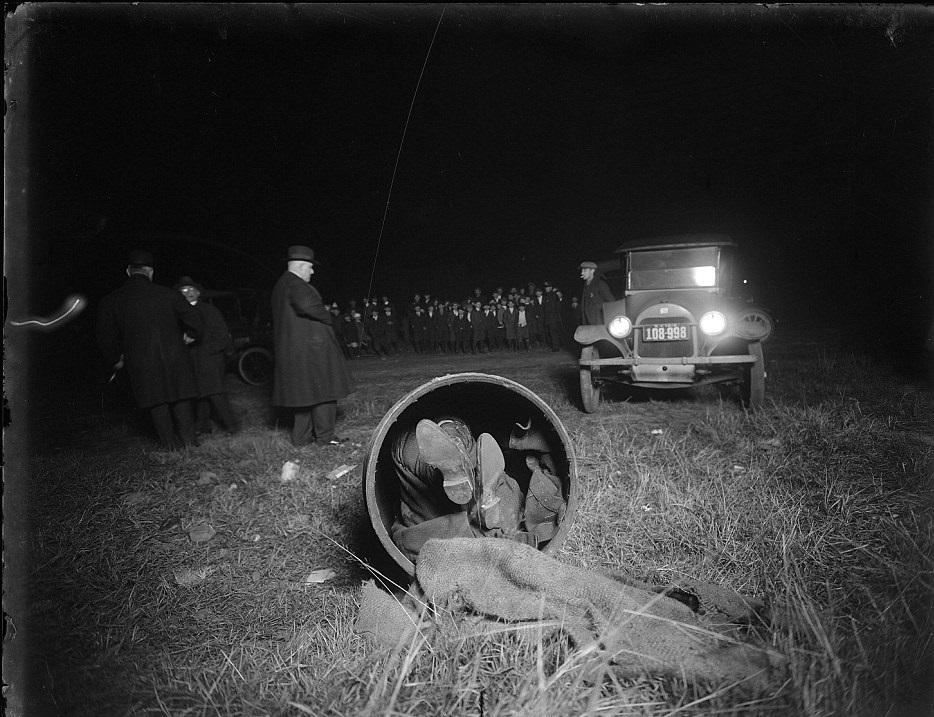 Detectives look for clues after the body of Gaspare Candella was found in a drum in a field in NYC, US in 1918.  This was one of the earlier well known and documented mafia murders in the US.