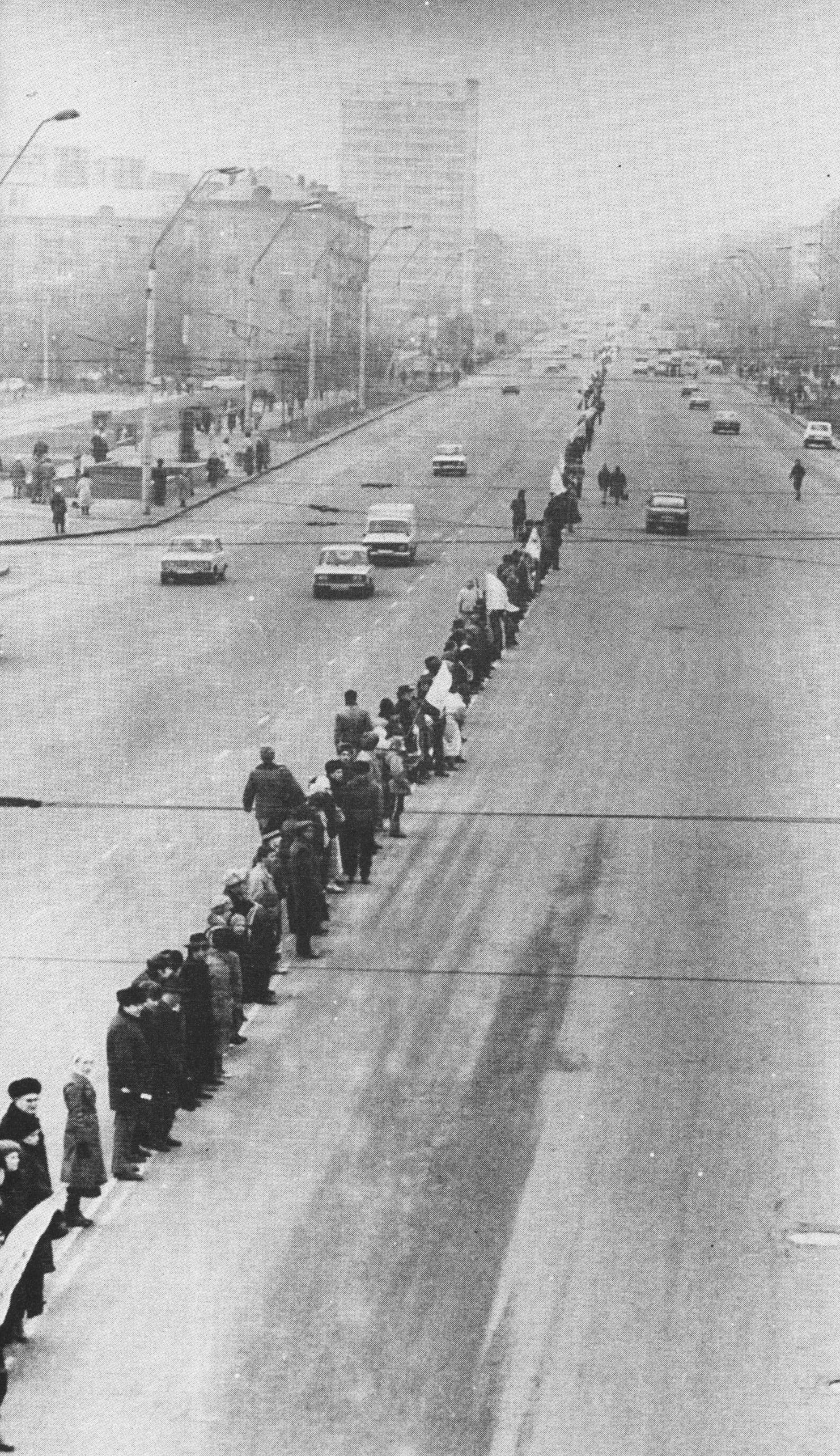 People form a human chain on the streets of Kiev, Ukraine in 1990. This was done to mark the Act of Unification of UPR and ZUNR as Ukraine pushes for its own independence. Long had it been one of the key territories of the USSR, it would peacefully get its wish in 1991. However, ever since and still to this day Ukraine has been a major player in the West vs the East chess game as it has active conflicts with Russian separatists going on right now.