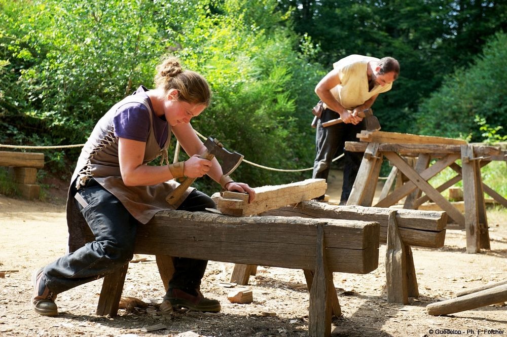 Also carpenters are on site. During the medieval times saws where very expensive, hard to make and maintain. Most of the work is done with axes, adzes, chisels and planes.