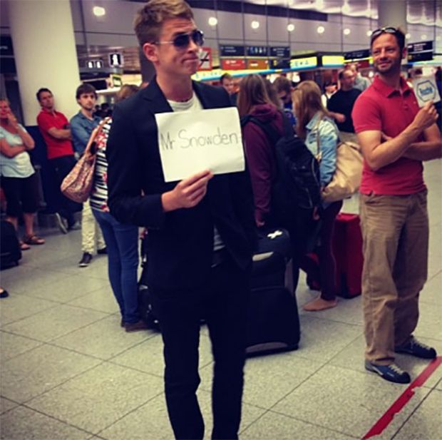 19 Airport Greeting Signs That Will Make You Laugh