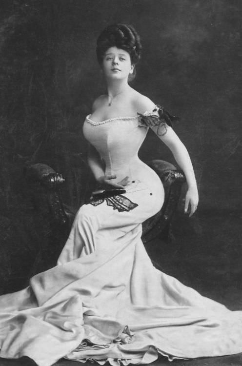 Camille Clifford posing for photographer Charles Gibson after winning a contest held by Gibson as he looked for the perfect bodied woman in 1901. She won the event at the age of just 16. She is around 18-20 in this picture. Her ridiculous curves landed her $2000 US from the contest, and a few modeling shoots with Gibson and even films in England and the US the next few years. The Belgian born beauty quit as quickly as she began to settle down in 1906 at the age of 21.