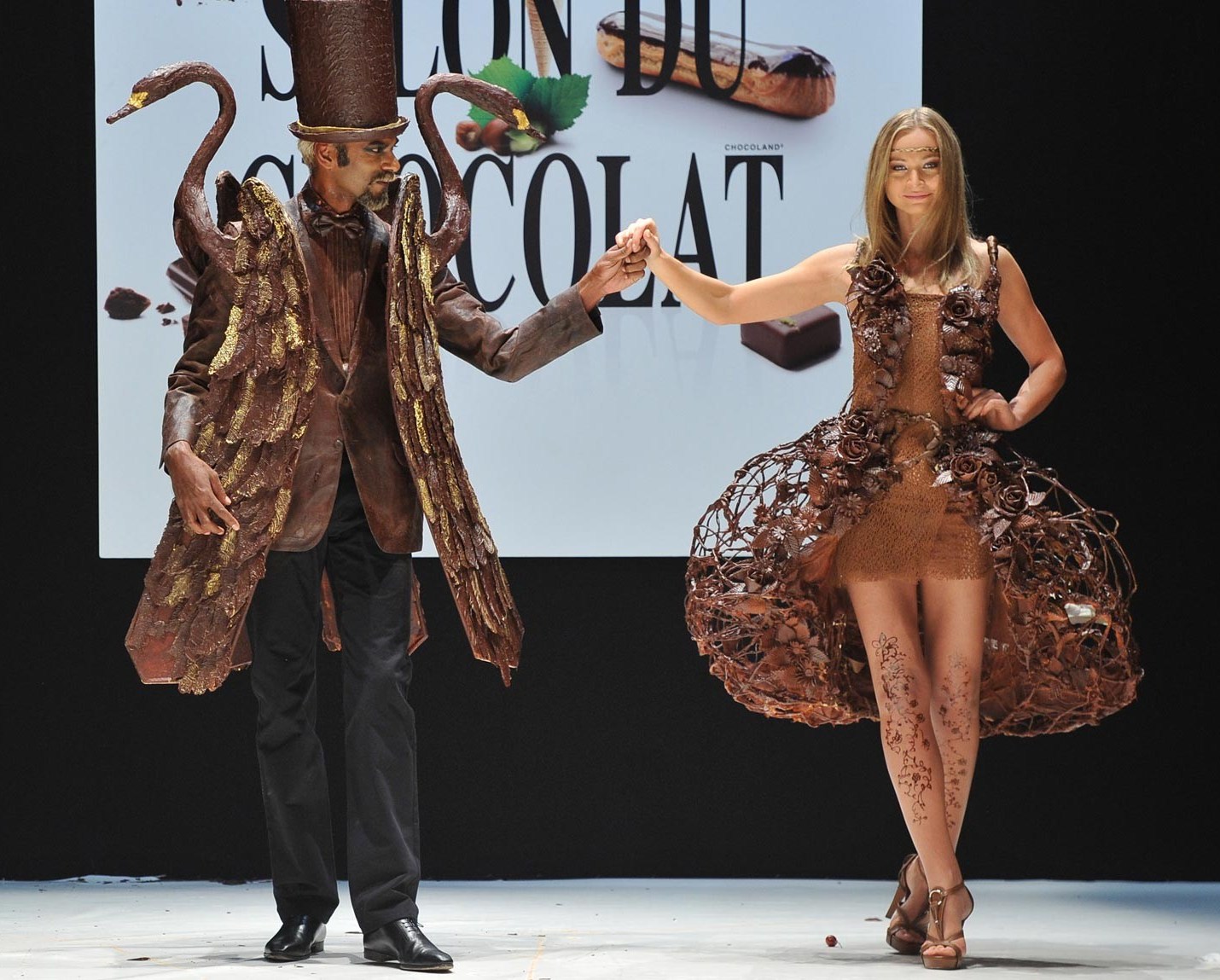 Women in dresses strewn by sweet Macarons, truffles instead of embroidery , jewelry from several kinds of chocolate... Sounds like a scene from a crazy dream? No, it is reality! This impressively creative but passing art is possible to see in the fair „Le Salon du Chocolat“ in Paris.