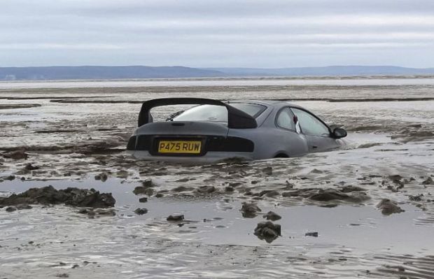 car sinking in mud - P475 Run