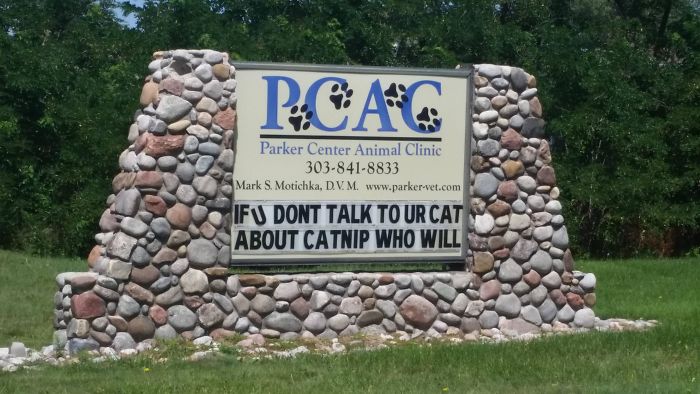 18 Hilarious Vet Clinic Signs That Will have You in Stitches