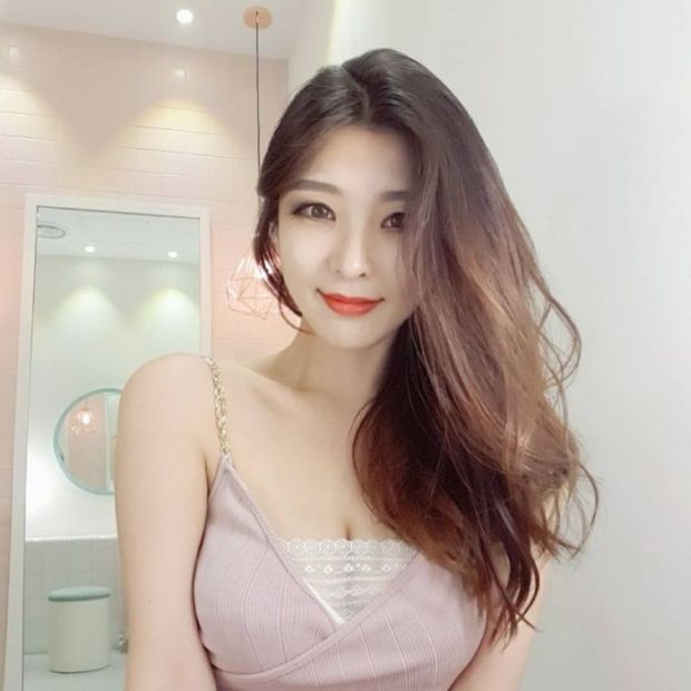 Young Korean Teacher Is Getting A Lot Of Attention On Instagram
