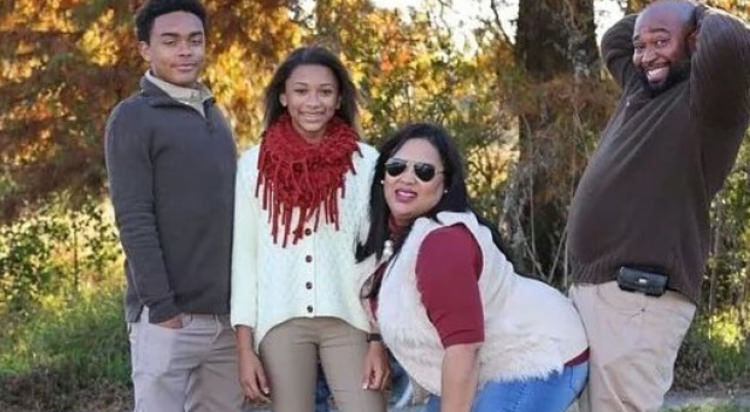 21 Awkward Family Photos That Will Crack You Up