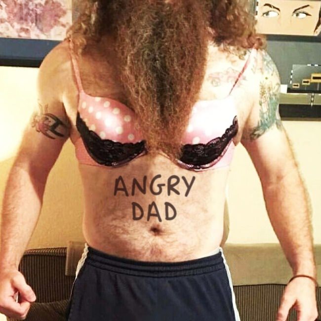 Guy asked his girlfriend to send a photo in her underwear. This is how her dad answered.