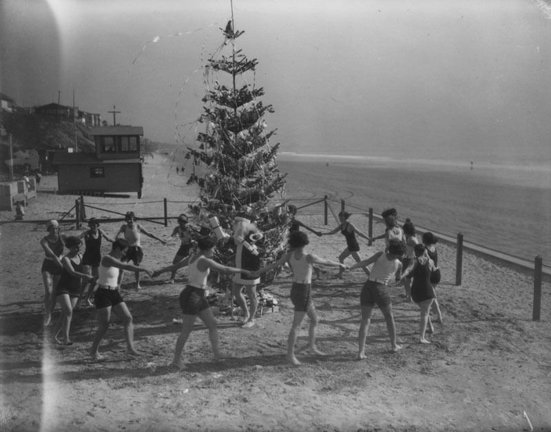 Another picture of people celebrating Christmas at Long beach in California, US in 1923.