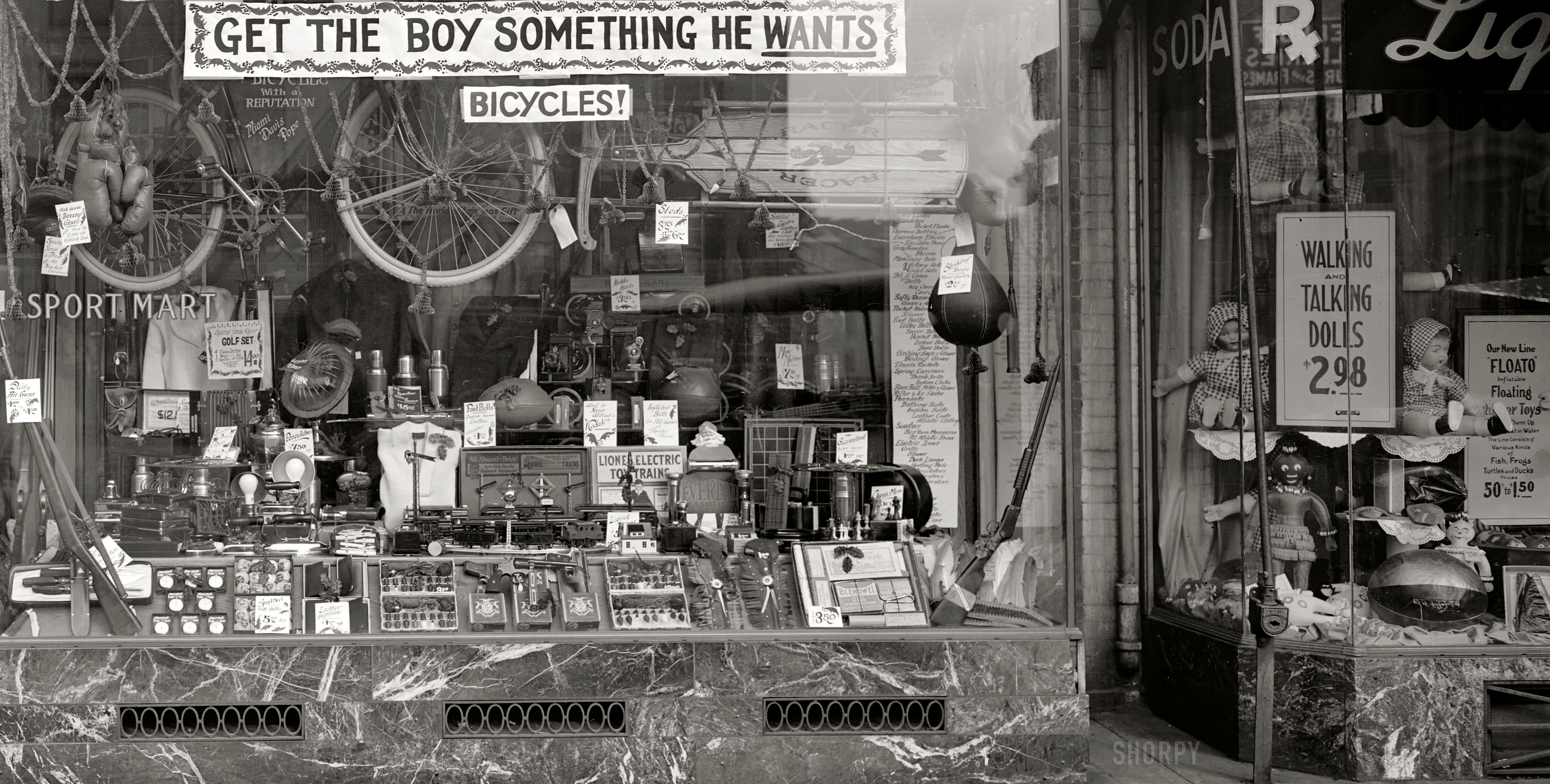 A store showcasing Christmas gifts in Washington D.C., US in 1923.