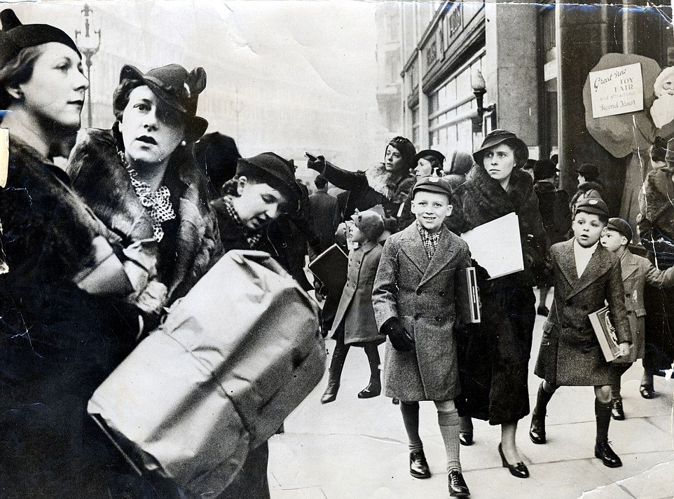 Last minute Christmas shoppers in London, England in 1936.