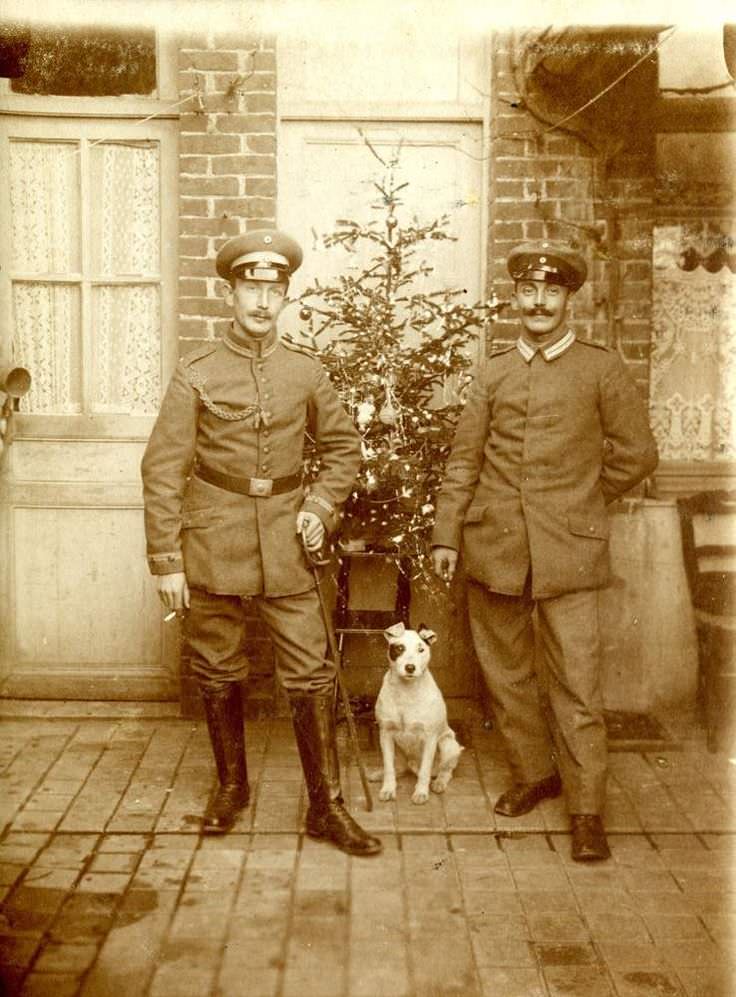 Two German officers pose with a Christmas tree in 1917.