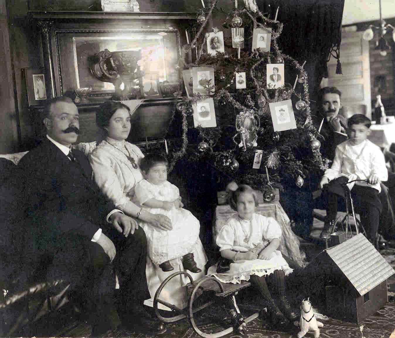 A family celebrate Christmas in Italy in 1913.