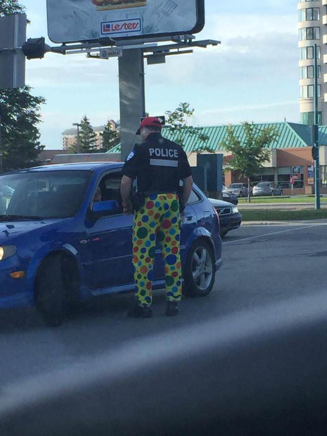 wtf cops of montreal pants funny - Lerter al Police