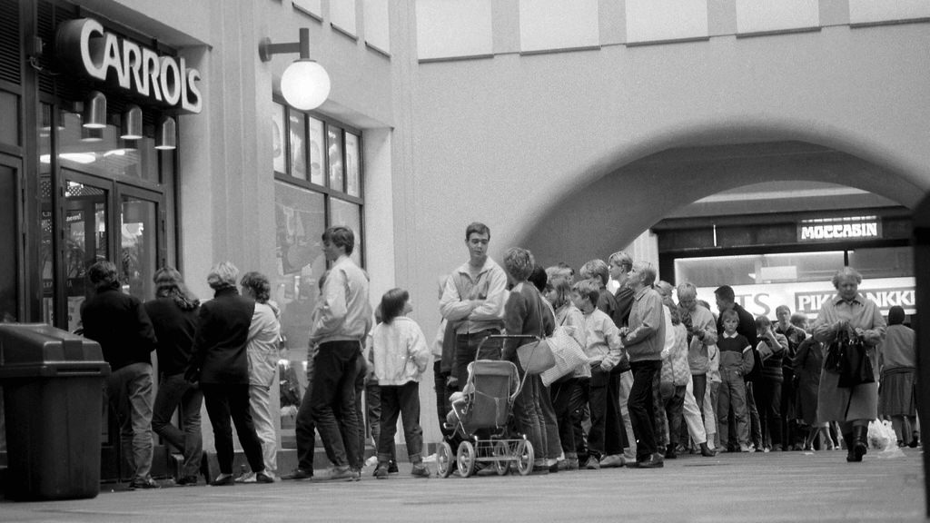 A huge line waits to get food from Carrols in Helsinki, Finland in 1980. Carrols Restaurant Group was a worldwide fast food chain that converted to Burger King in the 1970s in the US and North America, but stayed as Carrols in Scandinavia and Eastern Europe. Fast food chains were not as plentiful in Finland like other nations like the US, Japan, and Canada, so it wasn't hard to see massive lines like this build up just to get Carrols equivalent of a Whopper.
