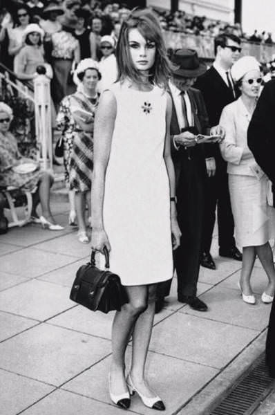 English supermodel Jean Shrimpton is wearing a minidress during the races in Melbourne. Her outfit caused a real furor among guests in 1965.