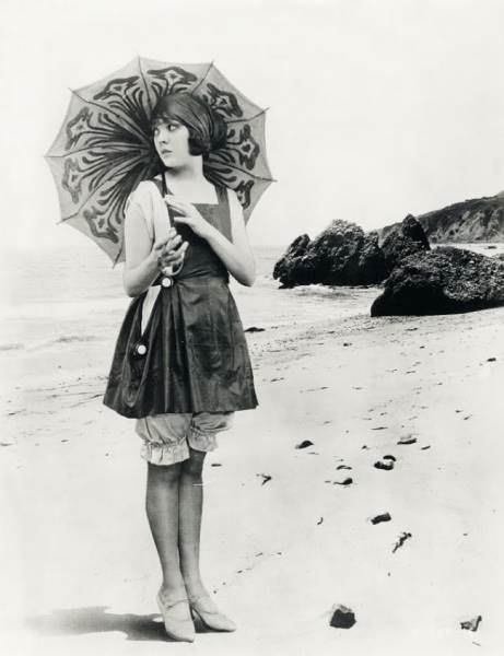 In the USA, there was a special league consisting of fanatical morality proponents that fought against indecent swimsuits. In this photo, actress Lila Lee wears a traditional swimming suit in the 1920s.