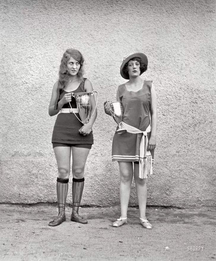 The winner and runner up of a beauty contest in 1923.