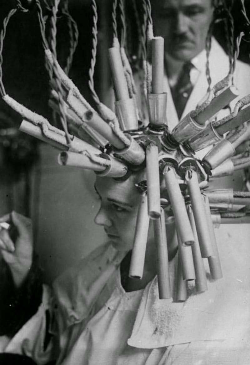 A permanent hair procedure in Germany in 1929.