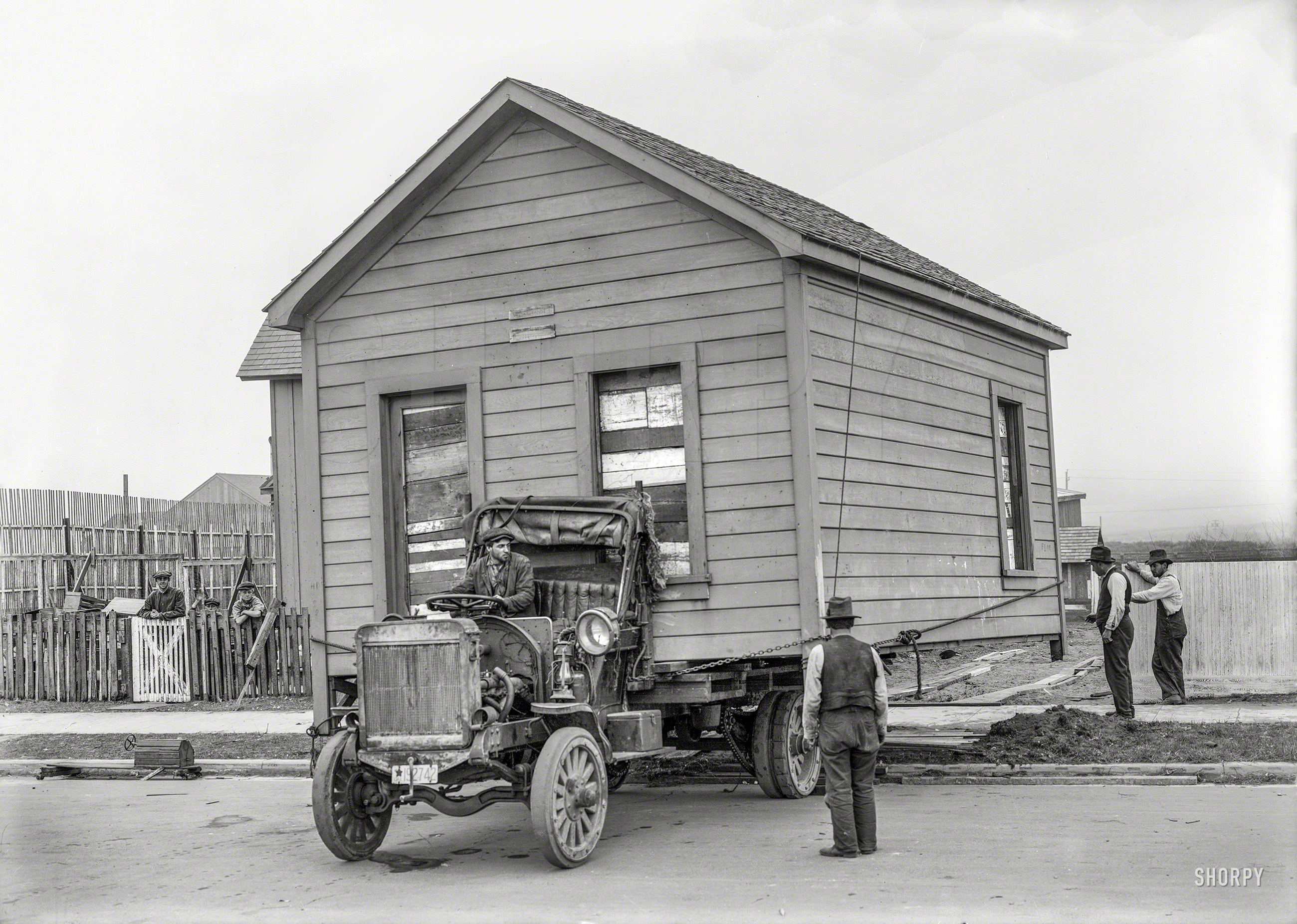 Moving a house in San Francisco, US in 1919.