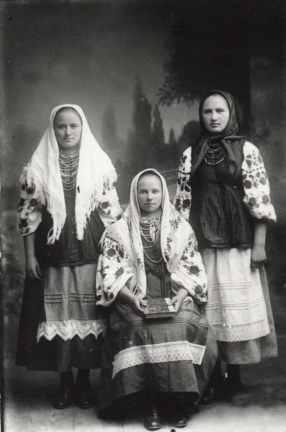 Ukrainian girls in 1920.