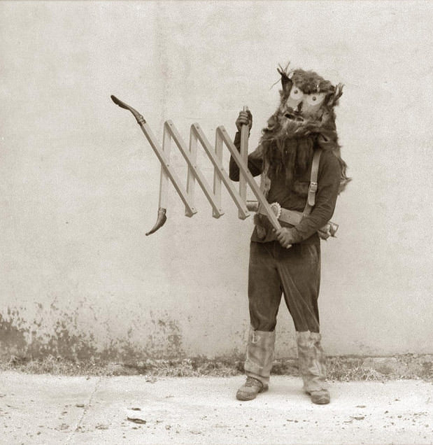 A performer with his mask and his props in LA, US in 1924.