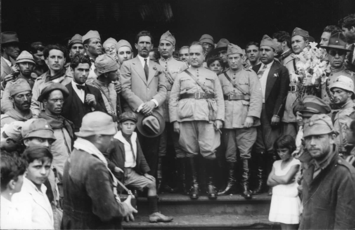 Getúlio Vargas (center) and his followers in Itararé (São Paulo) on the way to Rio de Janeiro after a successful military campaign in 1930.