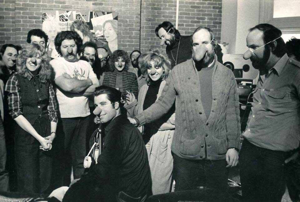 John Travolta, Brian De Palma, Nancy Allen and cast and crew wearing potato noses on the set of Blow Out, 1981. Assistant cameraman Michael Gershman said “John complained that Vilmos’s lighting made him look like he had a potato nose. So I sent out for a large bag of spuds, had my assistant cut them in half and hollow them out. We attached the elastic from dust masks and everyone had a potato nose. John walked on set and didn’t notice at first and then broke up.”
