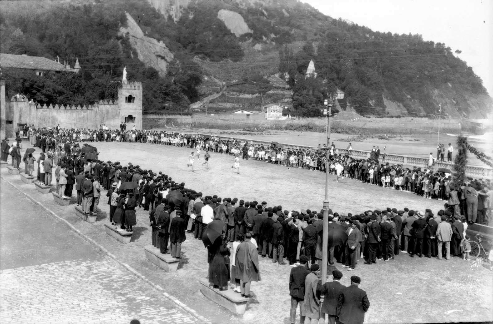 People watch a race in Zarautz, Spain in 1916.