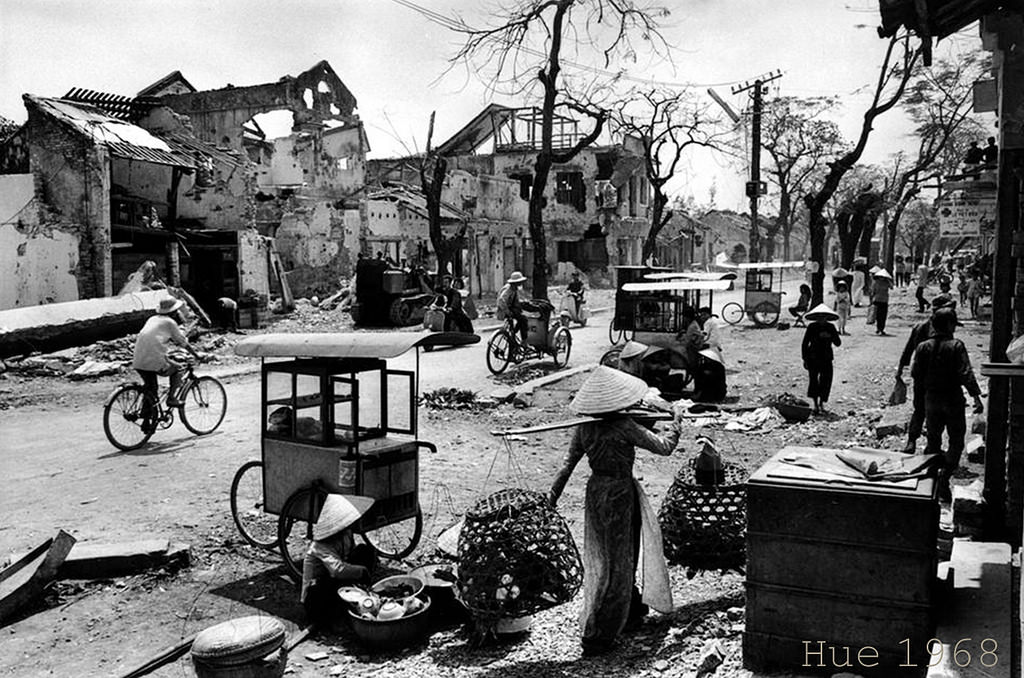 creepy historical photos - marc riboud face of north vietnam - Hue 1968
