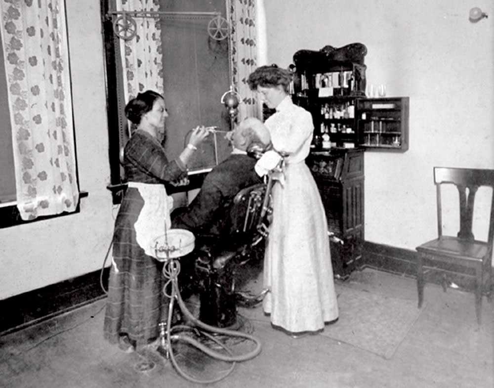 Dentist Leonie von Meusebach–Zesch (right) and her assistant work on a patient in the US, 1924.