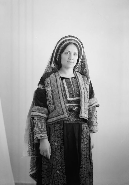 Philistine woman in 1903.