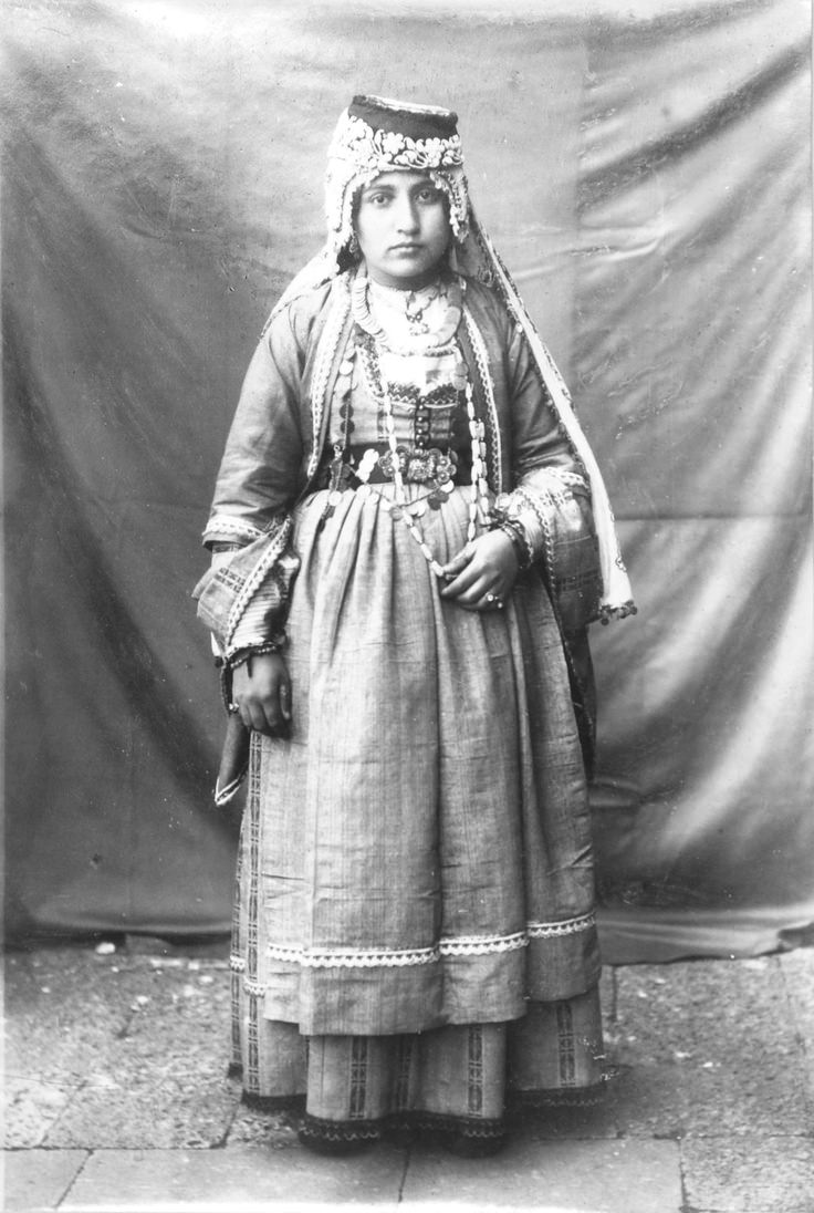 Kurdish woman from Iraq in 1907.
