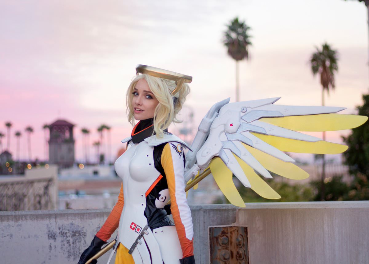 30 Cosplays Sure to Get Your Hands Busy