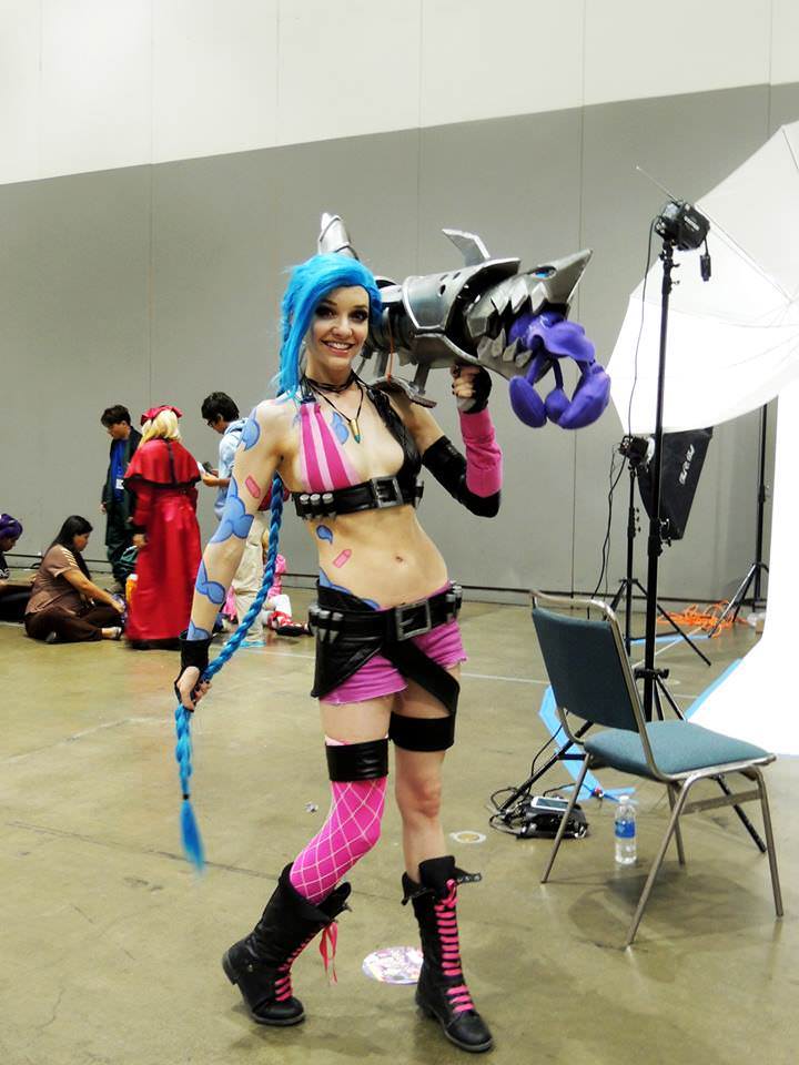 30 Cosplays Sure to Get Your Hands Busy