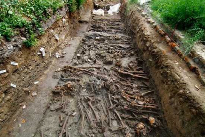 Plague pits in Great Britain. When the Bubonic plague (a.k.a. “Black Death”) ravaged Europe in the 14th century, traditional burial methods had collapsed under the weight of one-to-two-thirds of Europe in corpses. This kind of practice became standard procedure in times of plague, such as when plague struck again in England in the form of the Great Plague of 1665 (this time killing 100,000 people, which is about 20% of London’s population).