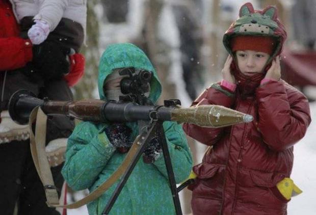 russia child with rocket propelled grenade