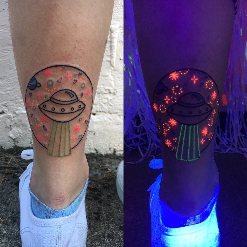 glow in the dark tatuaje alien neon