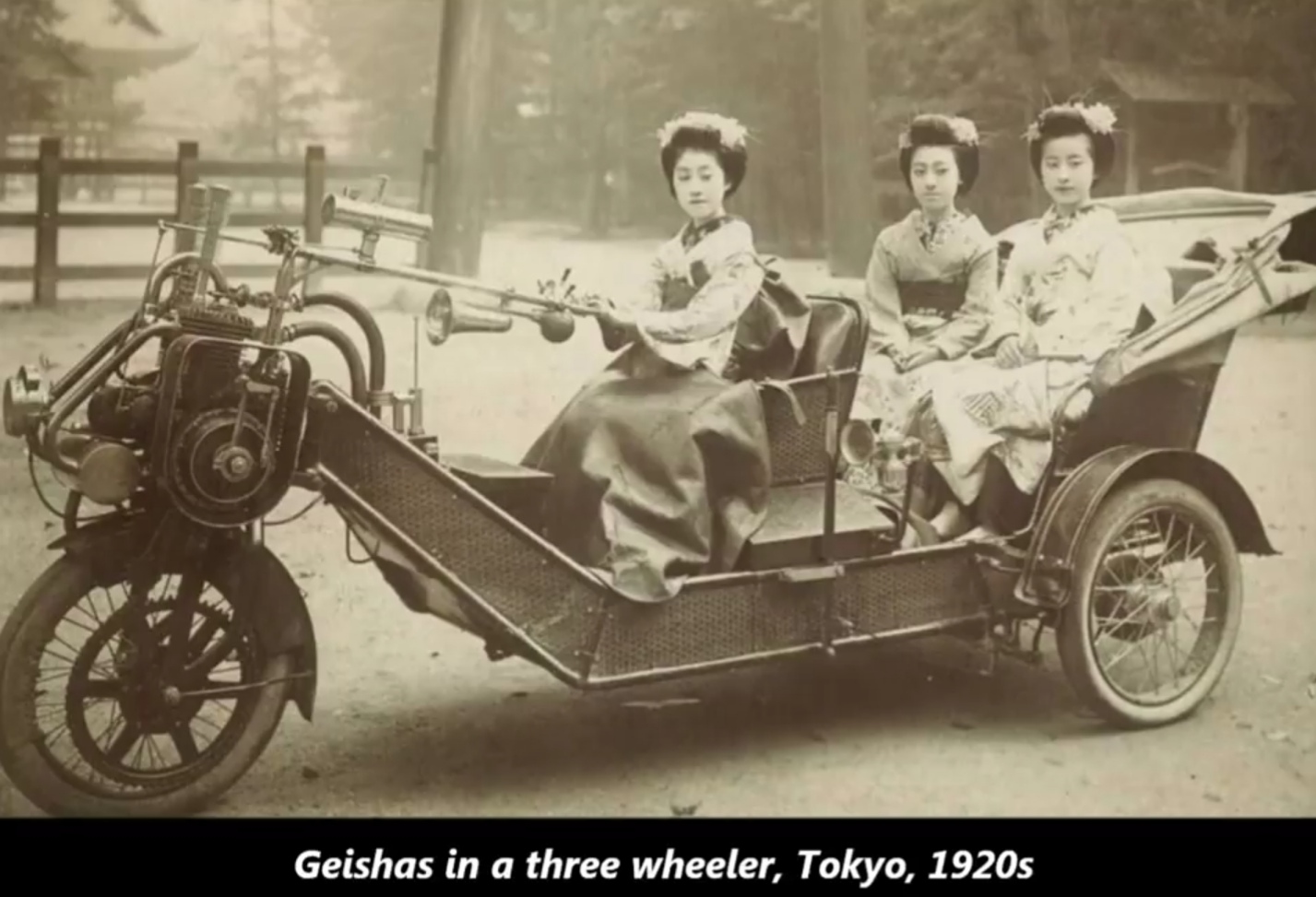 japanese women 1920's - Geishas in a three wheeler, Tokyo, 1920s