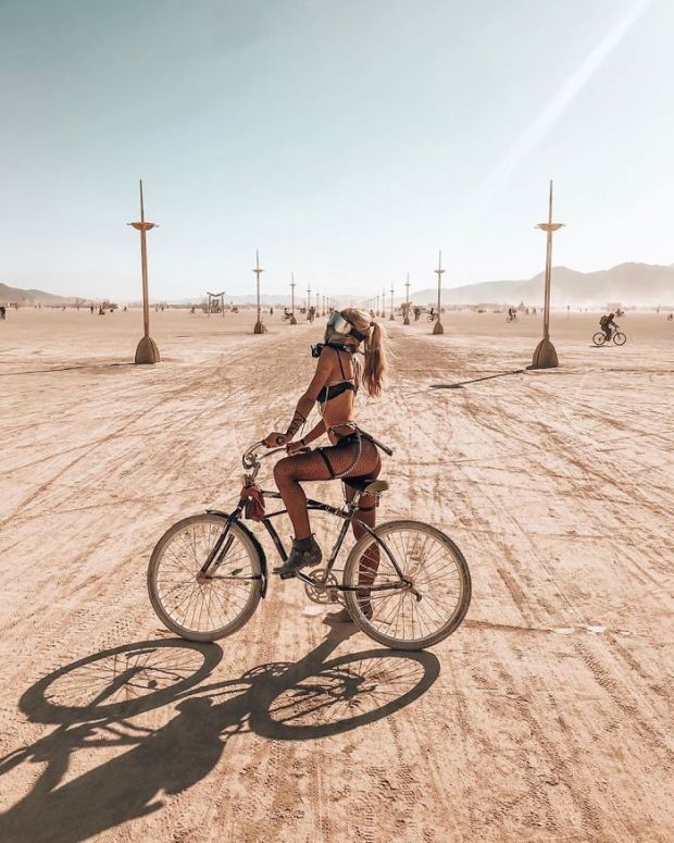 burning man 2019 - Burning Man - bike in the desert