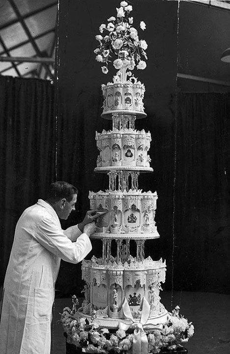 old photo - queen elizabeth wedding cake