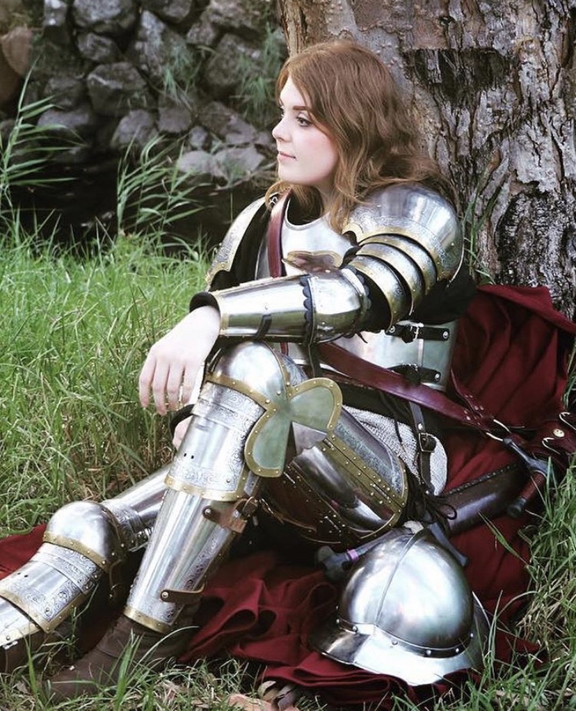 17 Women In Practical Armor So You Can Face Monday With A Smile On Your ...