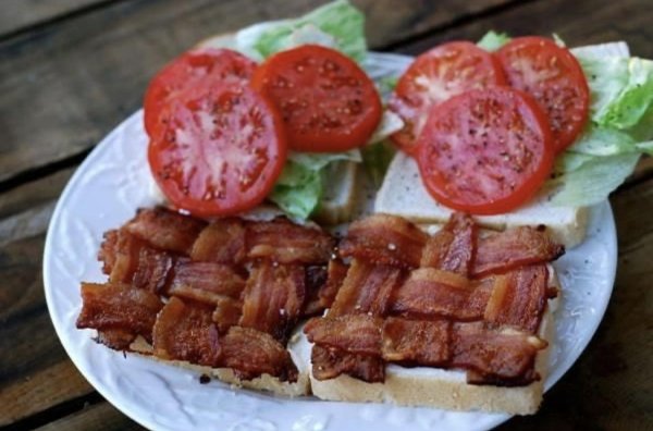 satisfying pictures - bacon blt sandwich with the bacon weaved
