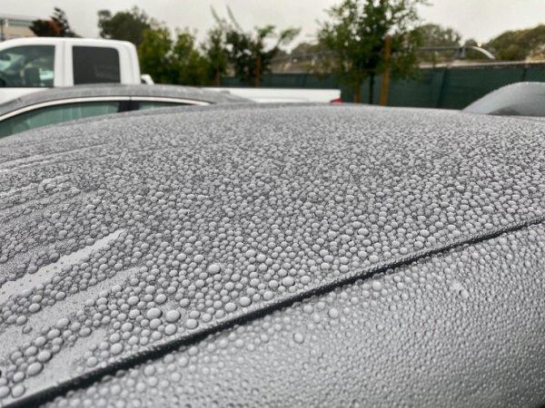satisfying pictures - Photograph of water droplets on a car