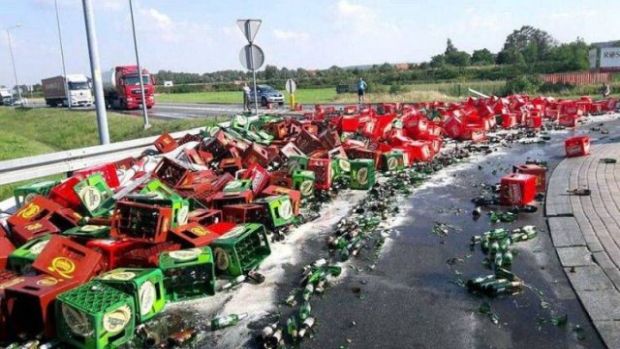 lorry sheds beer load - M inaliatimes