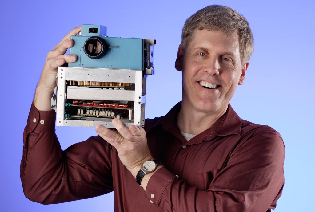 Steven Sasson with his first digital camera: 8 pounds & shot a mere 0.01MP.
