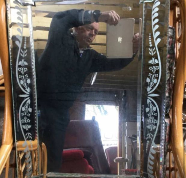 people selling mirrors