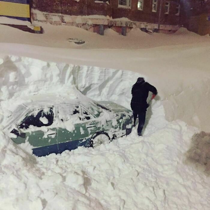 cool winter pics - man digging out car from snow
