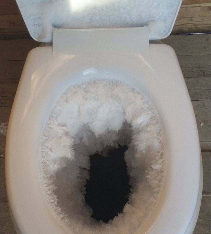cool winter pics - toilet filled with snow