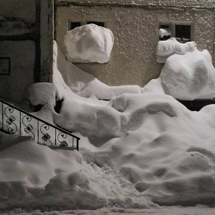 cool winter pics - building filled with snow